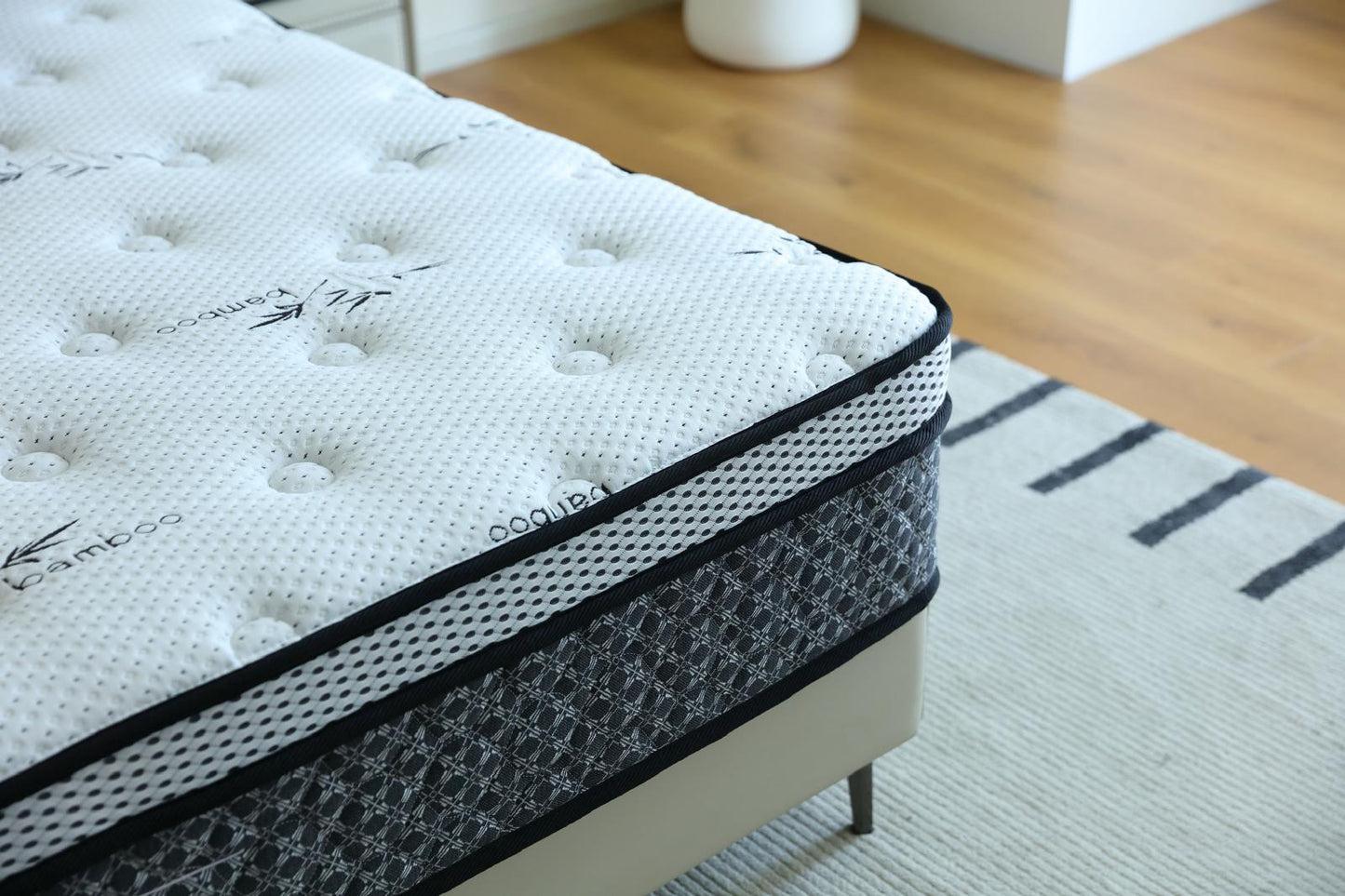 Coin du matelas Royal posé sur son sommier, dans une chambre au parquet clair