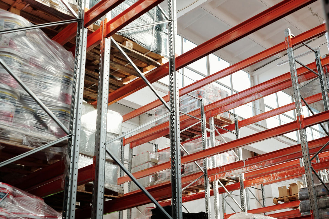 Entrepôt moderne et lumineux avec palettes de marchandises et racks de stockage