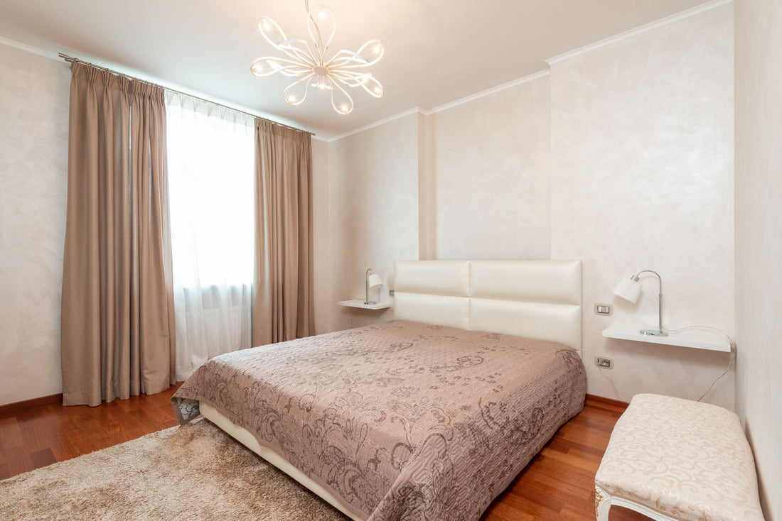 Lit confortable avec couvre-lit dans une chambre cosy et soignée