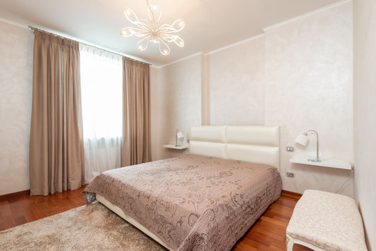 Lit confortable avec couvre-lit dans une chambre cosy et soignée