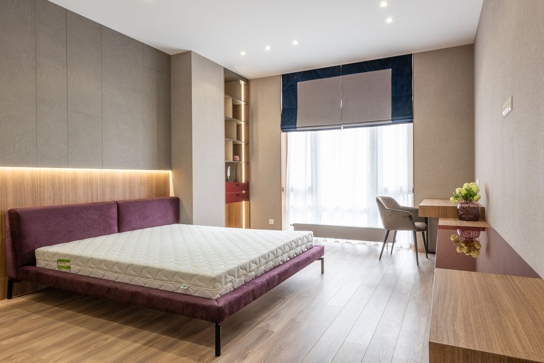 Matelas nu sans draps sur un lit dans une chambre contemporaine