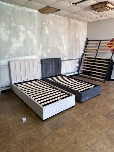 Lits coffres Toky 1 place beige et gris anthracite, têtes de lit à panneaux verticaux et coffres ouverts