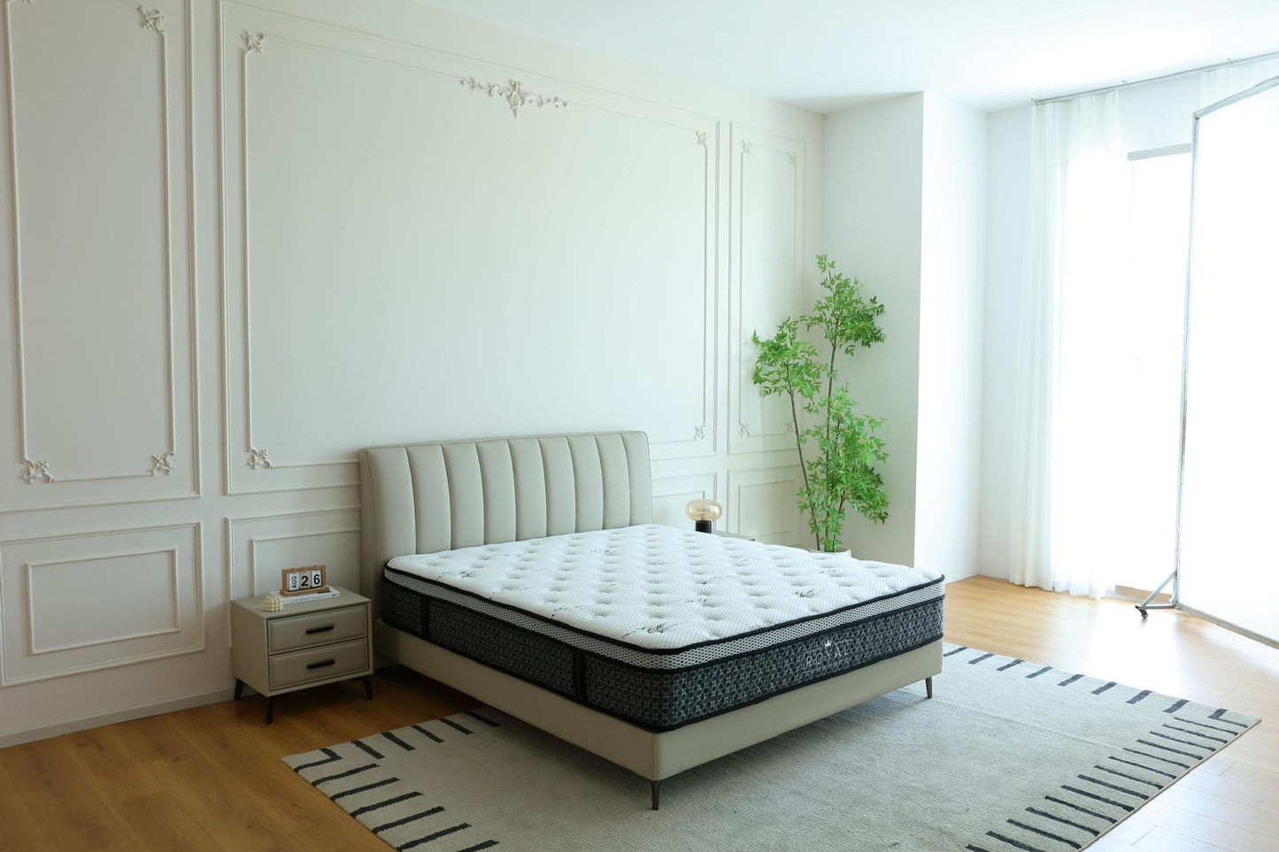 Vue d'ensemble d'une chambre équipée du matelas Royal, près d'une fenêtre habillée de voilage