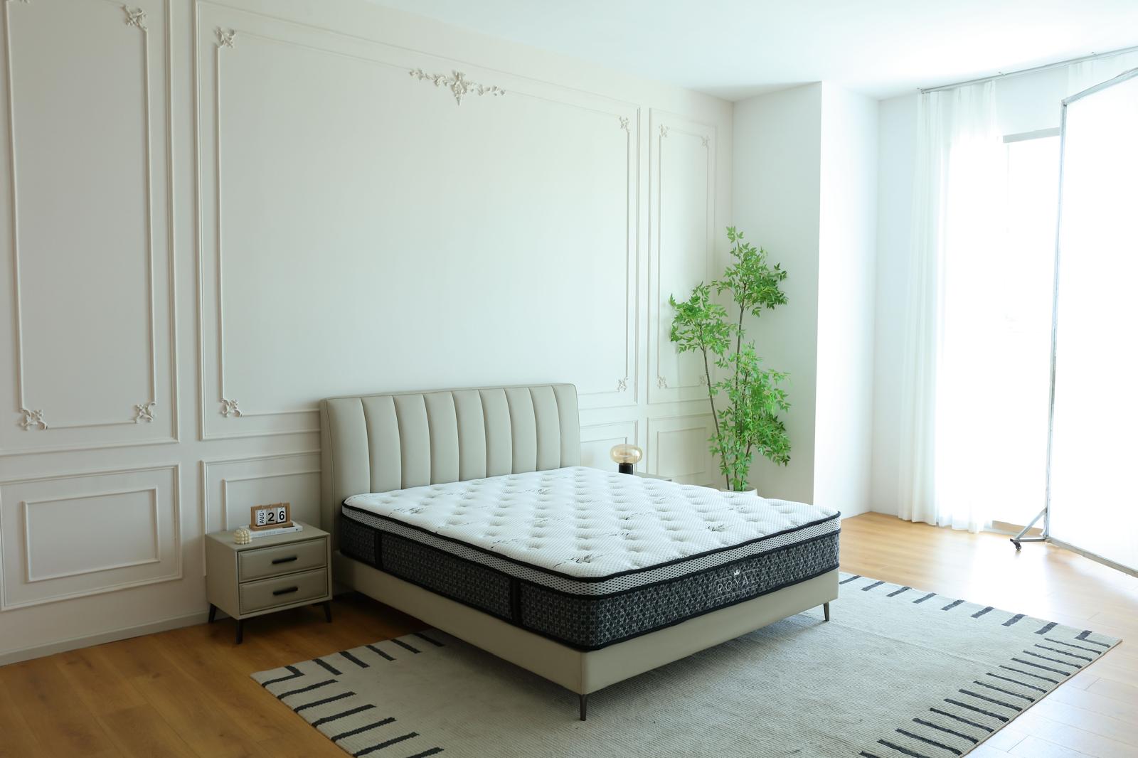 Vue d'ensemble d'une chambre équipée du matelas Royal, près d'une fenêtre habillée de voilage