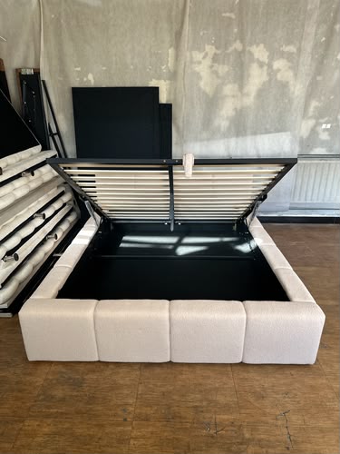 Lit coffre Mel beige vu du pied, coffre de rangement grand ouvert et entièrement vide