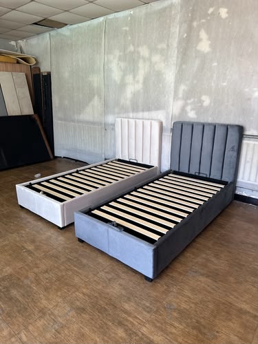 Lits coffres Toky 1 place en beige et gris anthracite, placés côte à côte avec leurs coffres ouverts