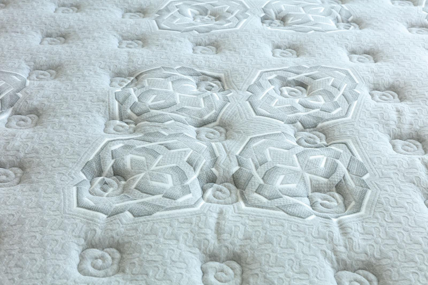 Détail du coutil matelassé du matelas Imperial, motif floral en relief