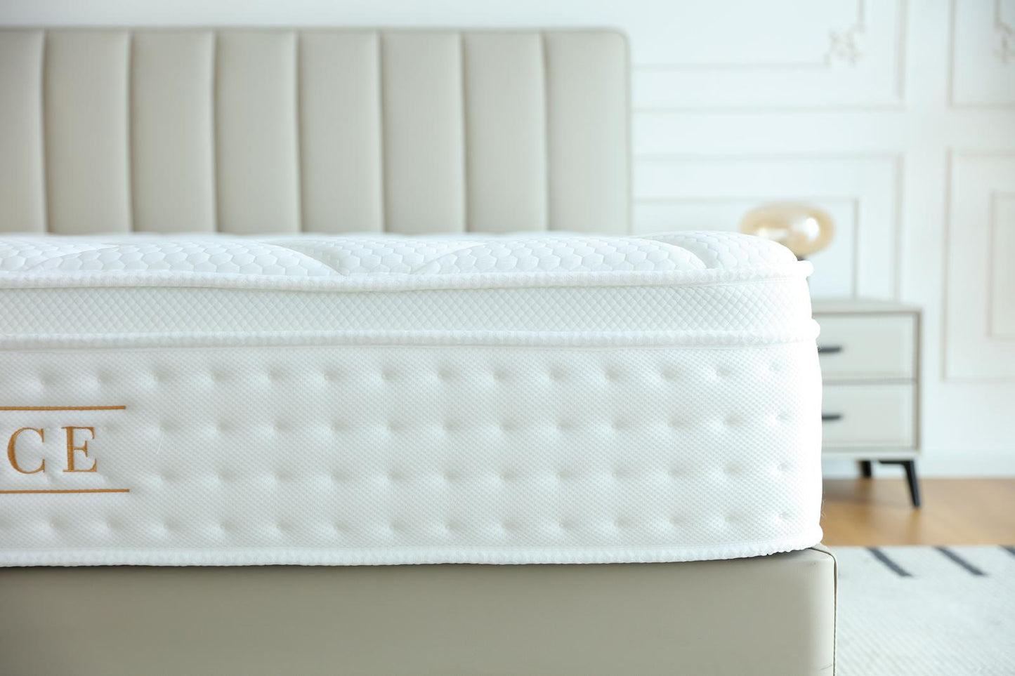 Gros plan sur la tranche du matelas Palace et son coutil blanc matelassé