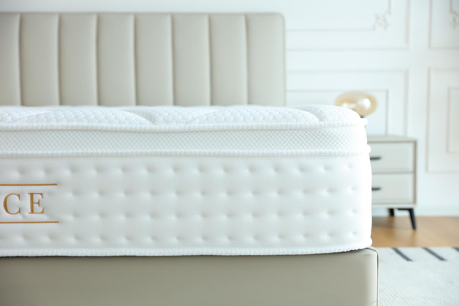 Gros plan sur la tranche du matelas Palace et son coutil blanc matelassé