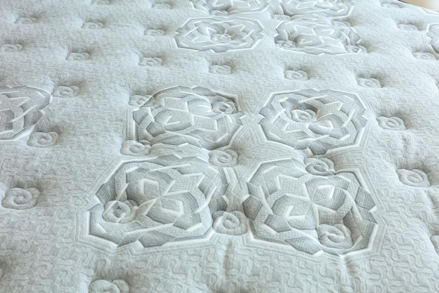 Détail du coutil du matelas Imperial, surpiqûres et motif floral en relief