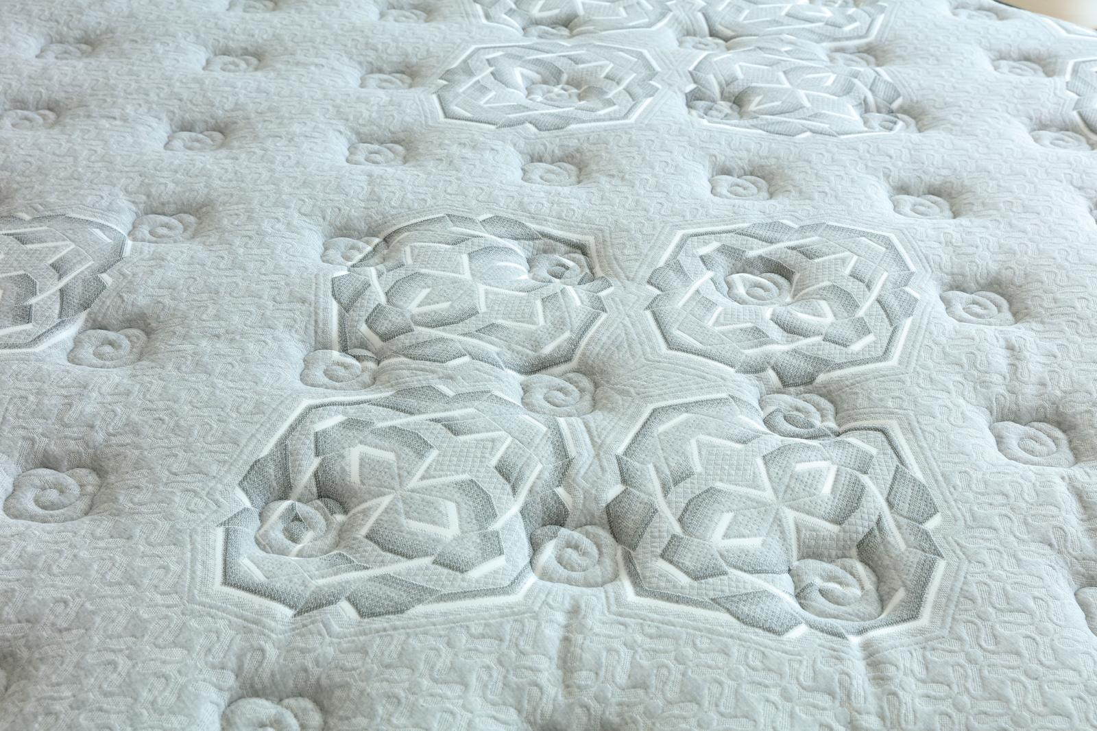 Détail du coutil du matelas Imperial, surpiqûres et motif floral en relief