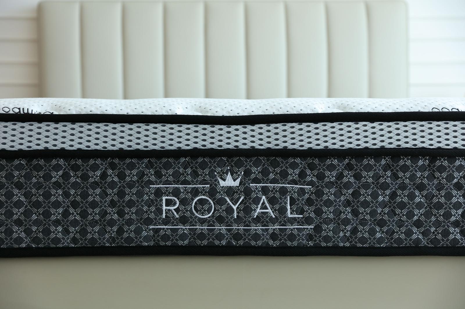 Bandeau latéral noir du matelas Royal portant le logo Royal et sa couronne