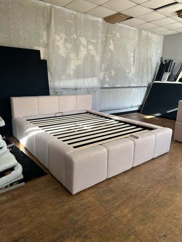 Lit coffre Mel beige, coffre de rangement ouvert laissant voir le sommier à lattes relevé