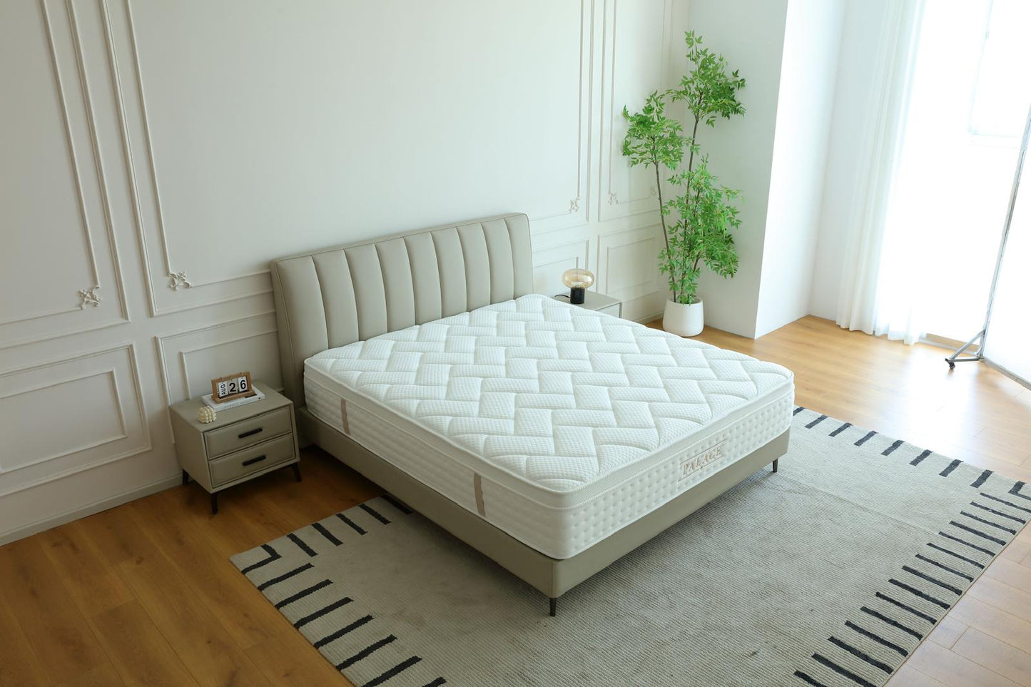 Vue d'ensemble d'une chambre claire avec le matelas Palace installé sur son lit