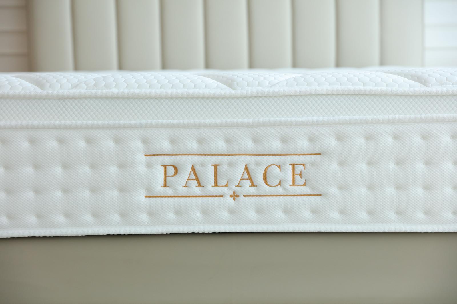 Bandeau latéral du matelas Palace portant le logo doré Palace