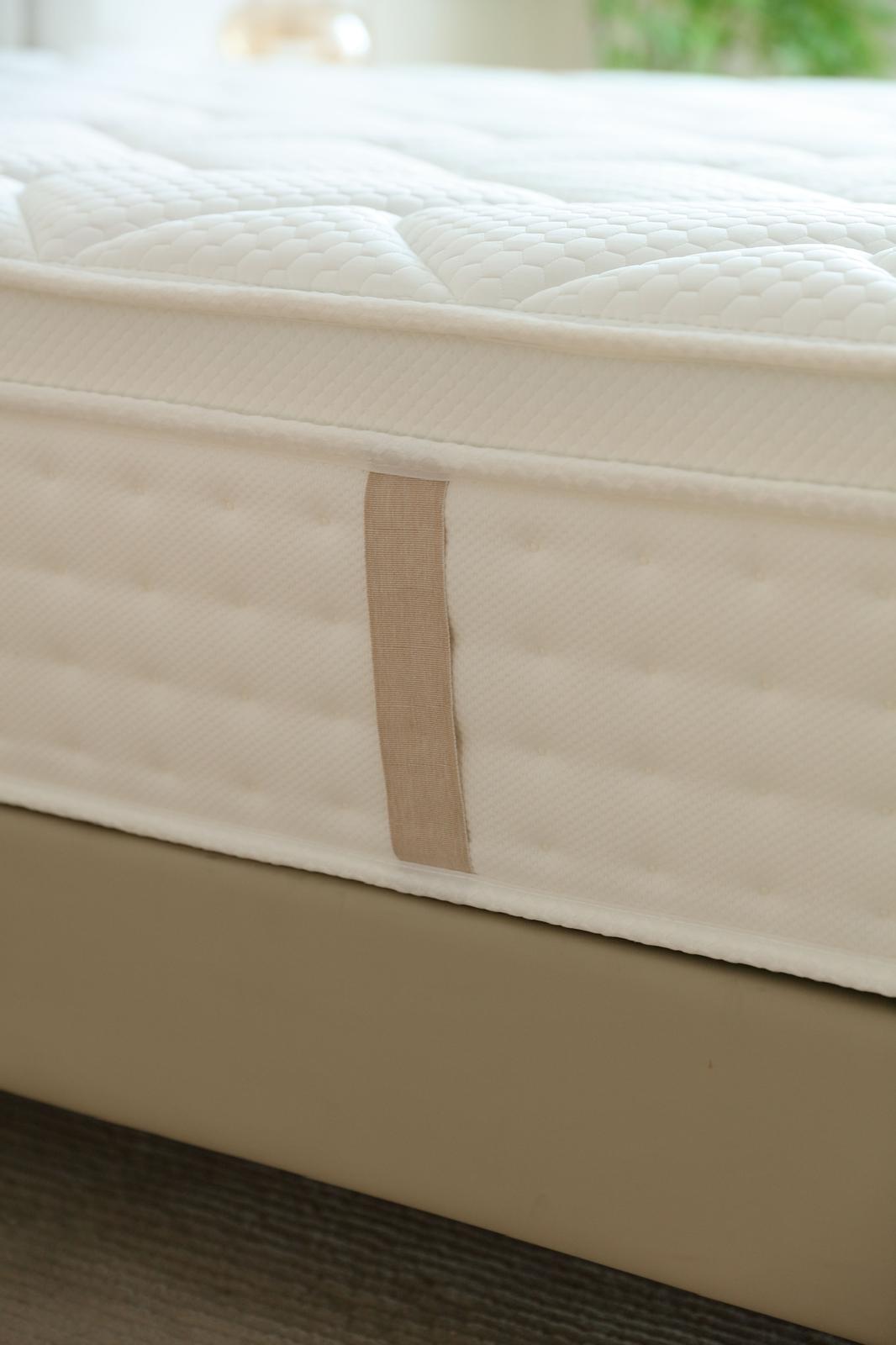 Gros plan sur une poignée latérale du matelas Palace, cousue dans le bandeau