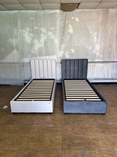 Lits coffres Toky 1 place vus du pied, sommiers à lattes relevés sur les deux modèles