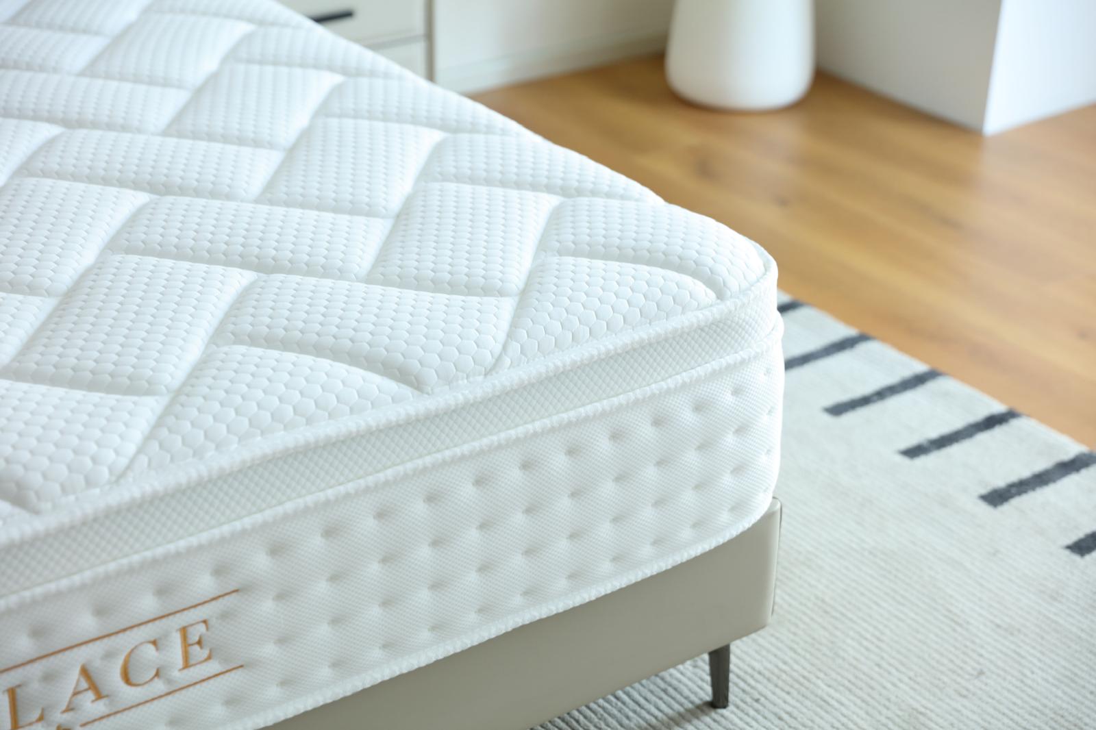Angle du matelas Palace montrant son épaisseur et sa surface matelassée