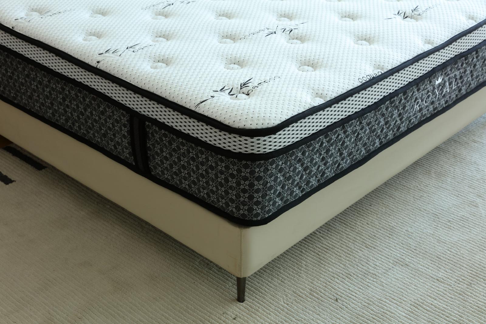 Angle du matelas Royal montrant la surface matelassée et le bandeau latéral à motifs
