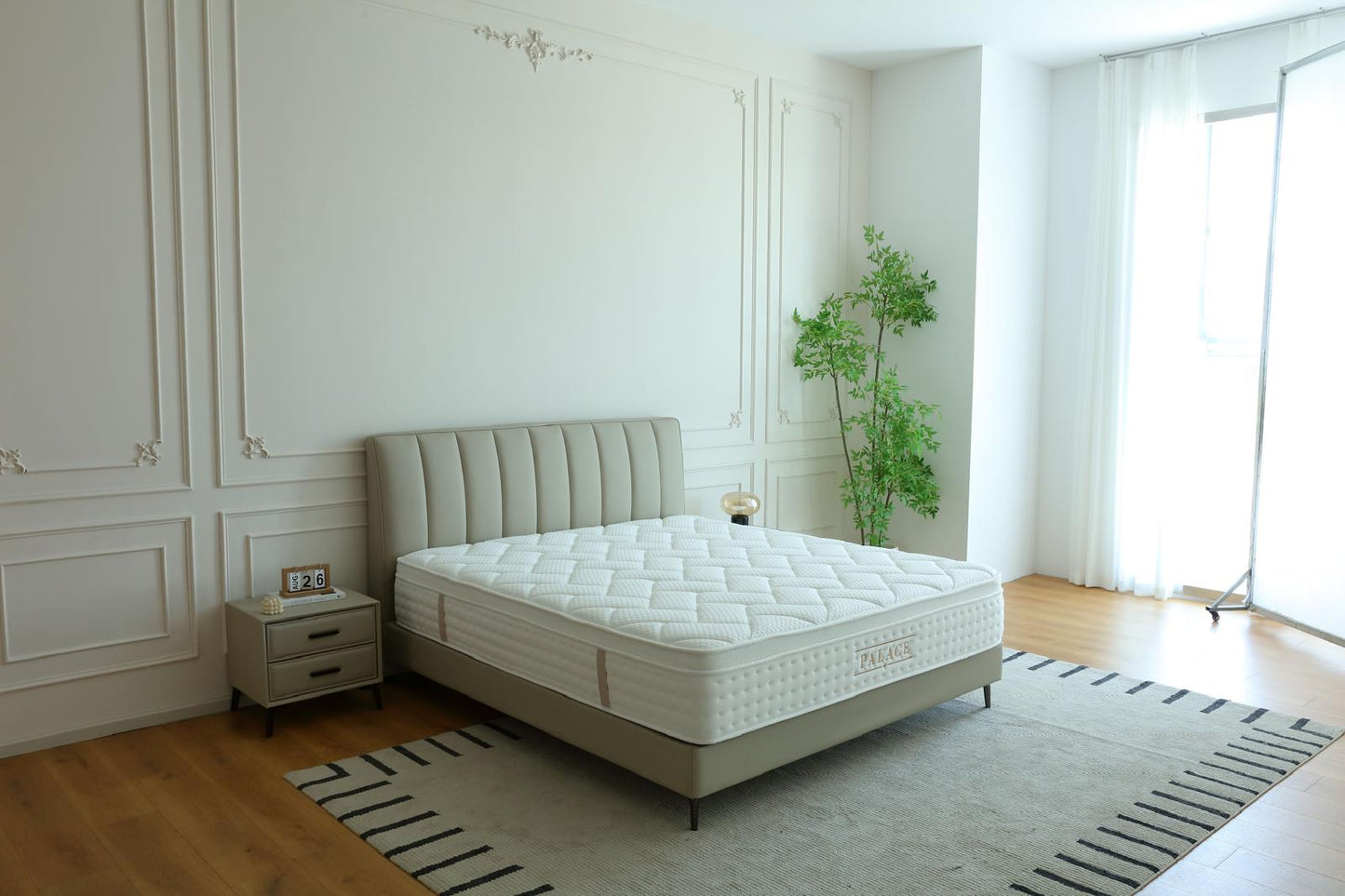 Chambre lumineuse équipée du matelas Palace, près d'une fenêtre habillée de voilage