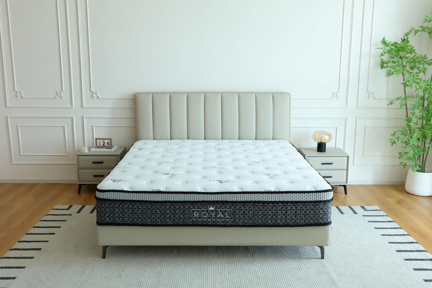Matelas Royal vu de trois quarts sur son lit, entre deux tables de chevet