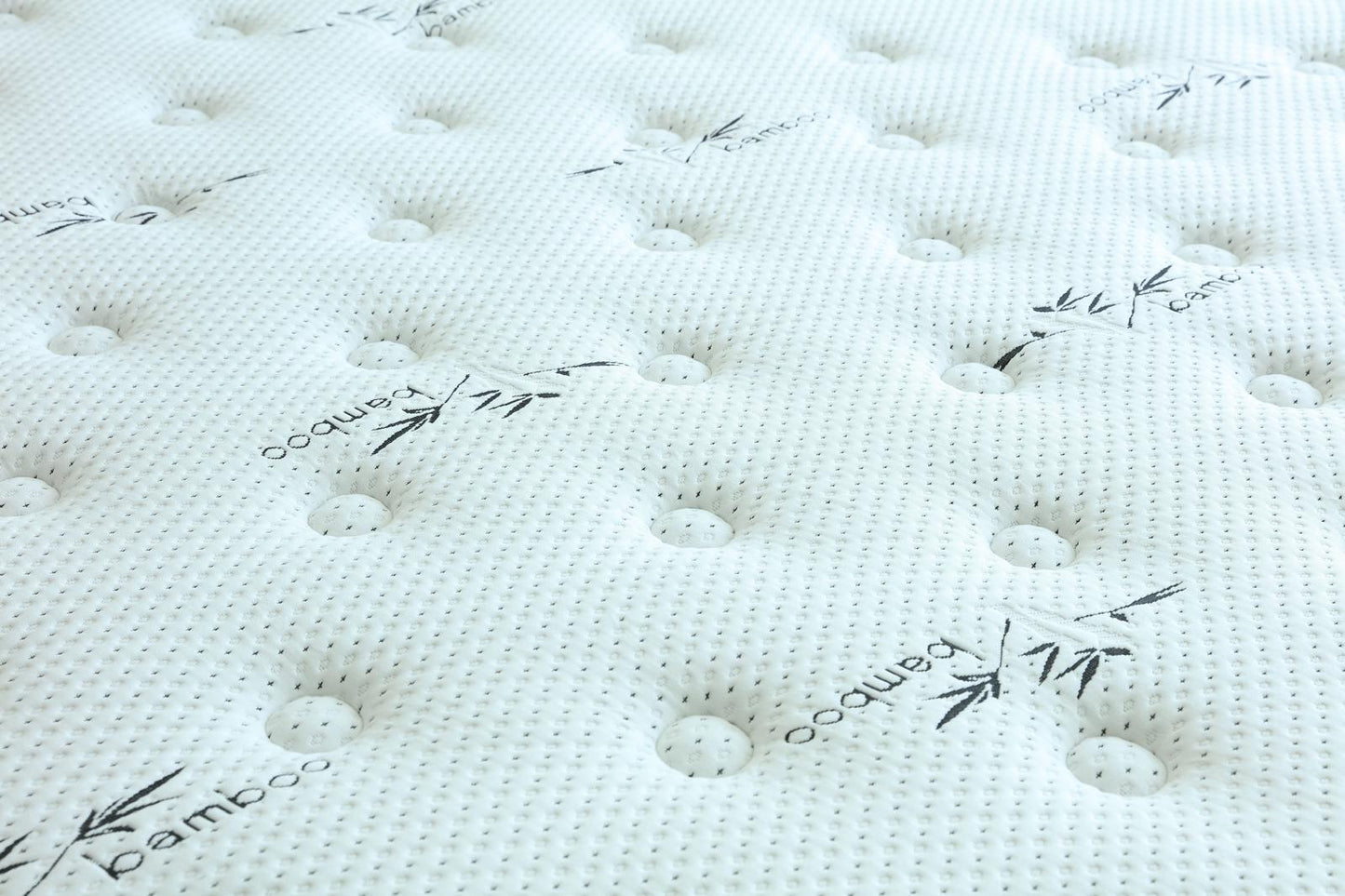 Gros plan sur le coutil blanc matelassé de la face de couchage du matelas Royal