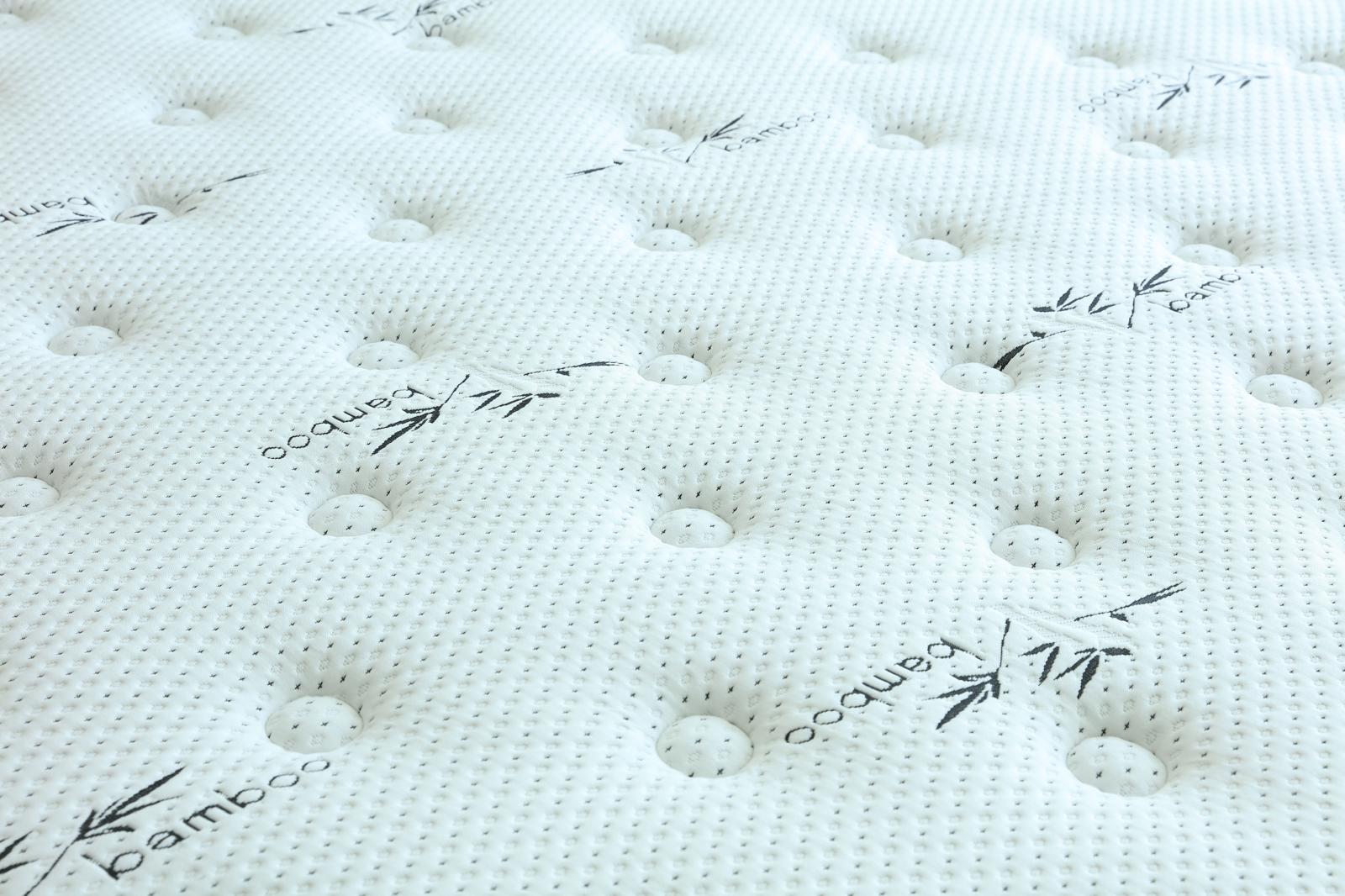 Gros plan sur le coutil blanc matelassé de la face de couchage du matelas Royal