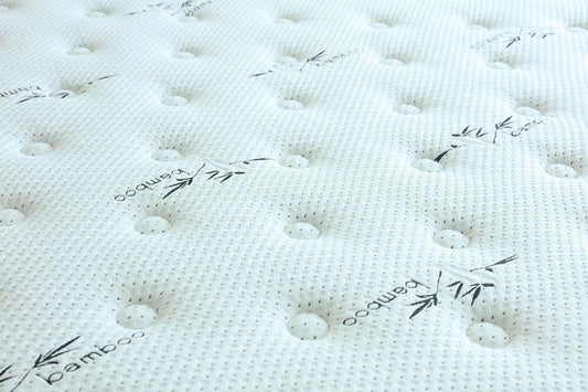 Gros plan sur le coutil blanc matelassé de la face de couchage du matelas Royal