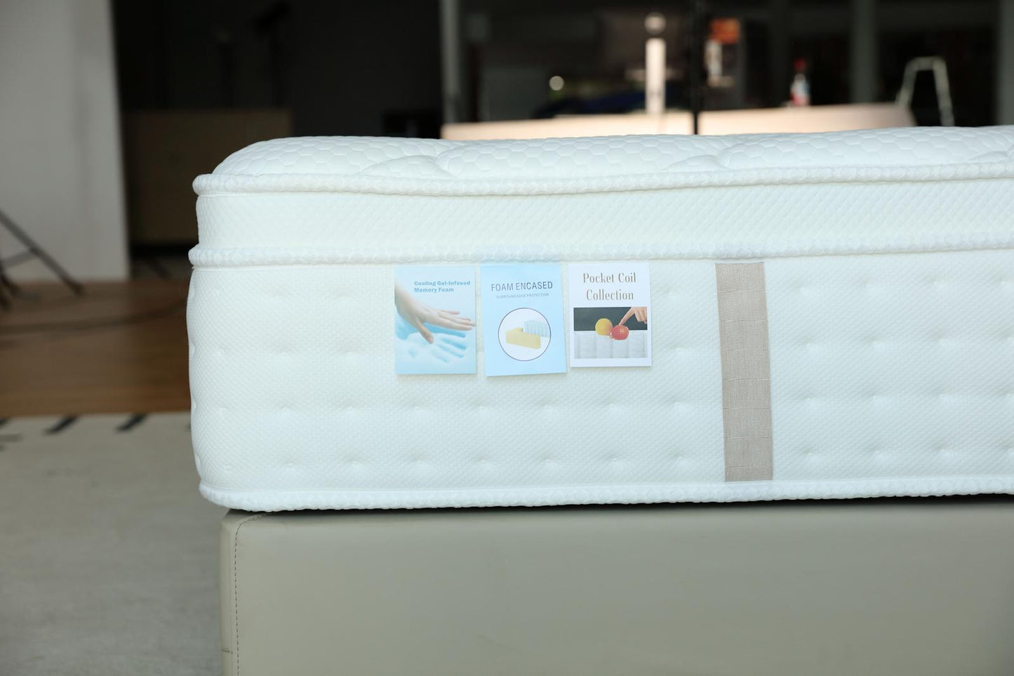 Matelas Palace vu de côté avec son étiquette d'identification apposée sur le bandeau