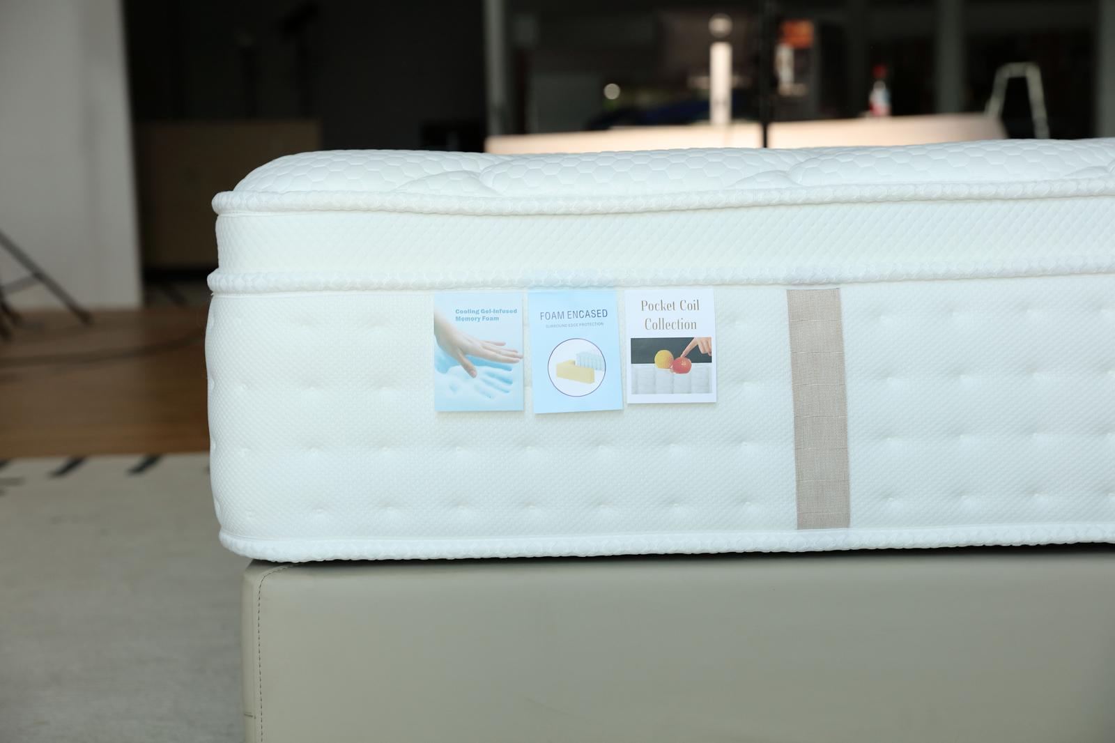 Matelas Palace vu de côté avec son étiquette d'identification apposée sur le bandeau