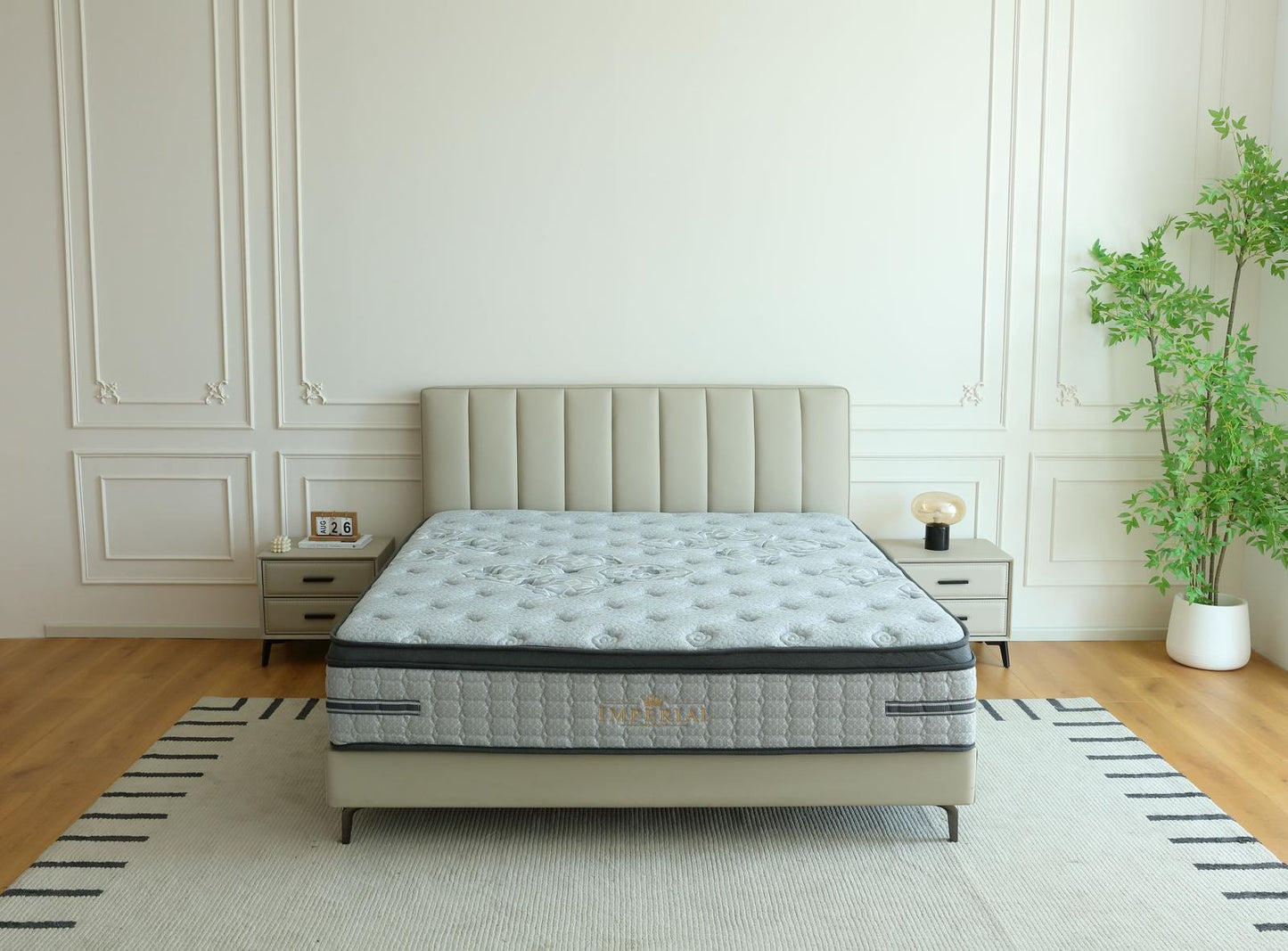Matelas Imperial vu de face sur son lit, entre deux tables de chevet