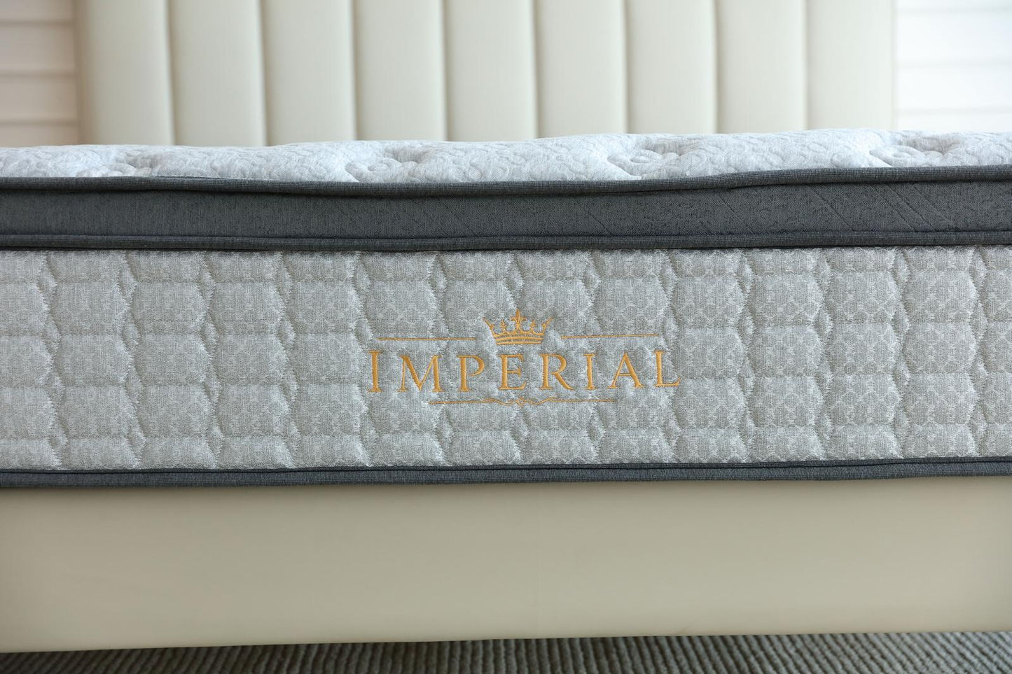 Bandeau latéral du matelas Imperial portant le logo doré Imperial