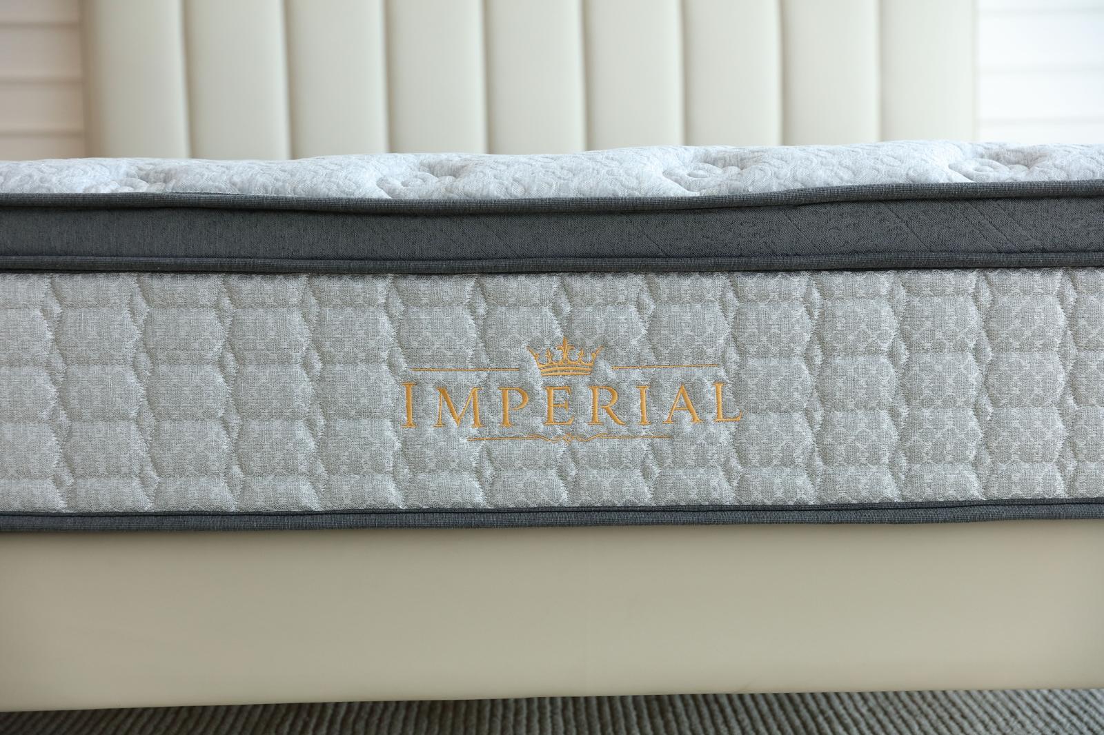 Bandeau latéral du matelas Imperial portant le logo doré Imperial