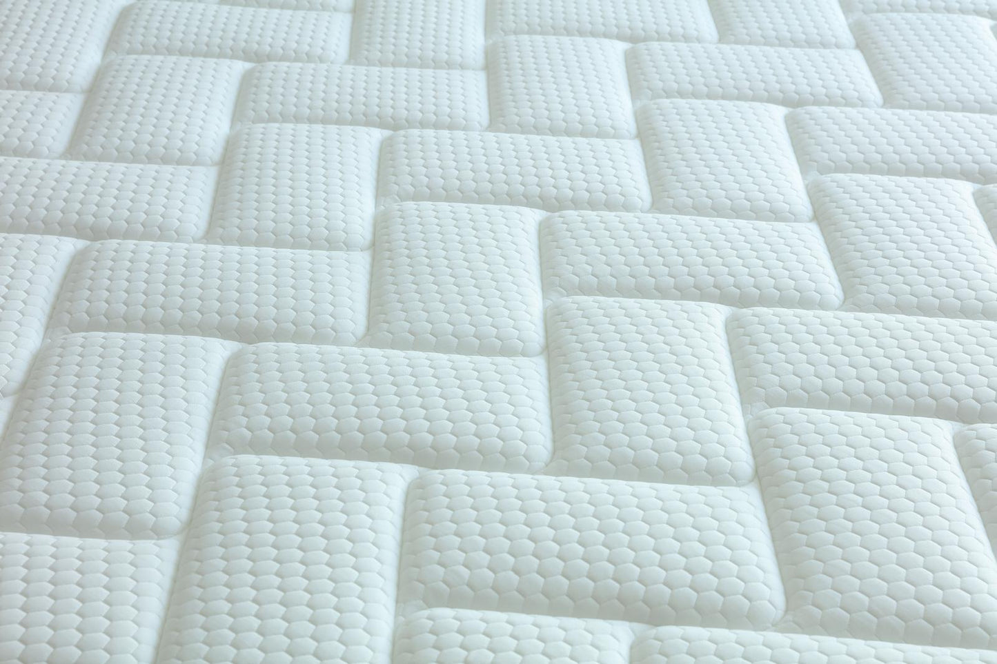 Détail du coutil blanc du matelas Palace, motif géométrique matelassé