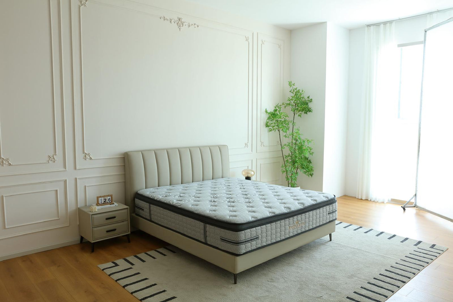 Chambre lumineuse avec le matelas Imperial installé sur son lit, près d'une fenêtre habillée de voilage
