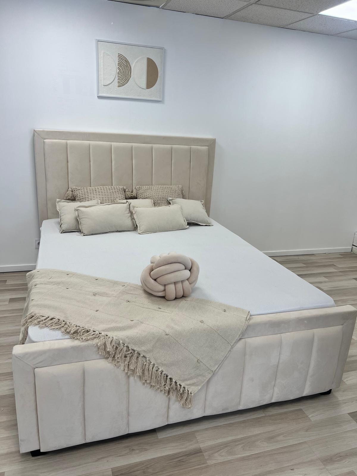 Lit coffre Tokyo en velours anti-tache beige, tête de lit à panneaux verticaux, habillé de linge de lit blanc