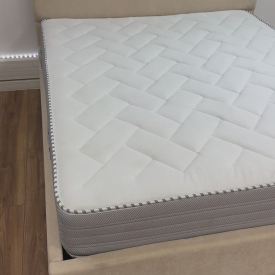 Vidéo : vue d'ensemble du lit coffre Jade beige avec son matelas, dans une pièce au sol en bois